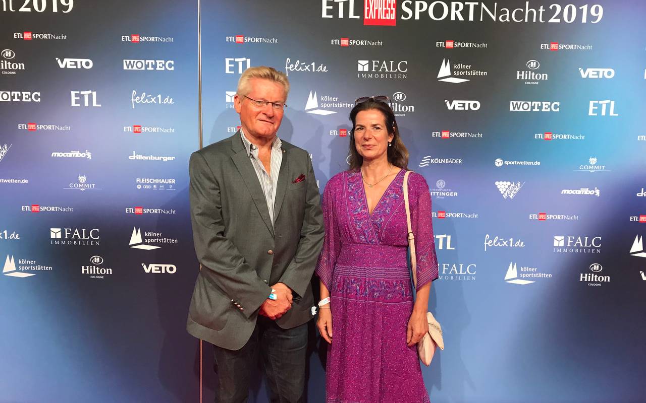 Michael Trippel (FC-Stadionsprecher) und Begleitung