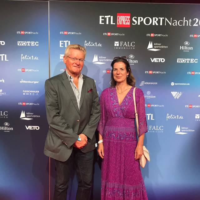 Michael Trippel (FC-Stadionsprecher) und Begleitung