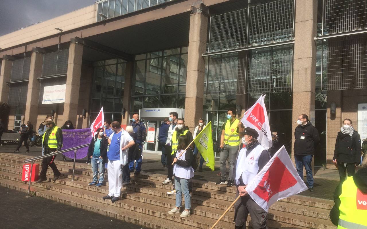 Pflegekräfte protestieren vor der Kölner Uniklinik