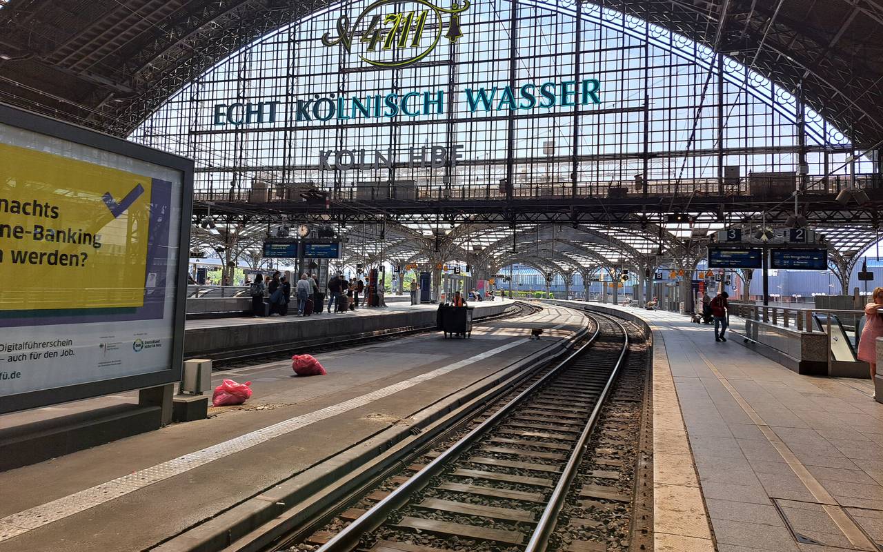 Köln HBF Bahnhofshalle / Kölnisch Wasser