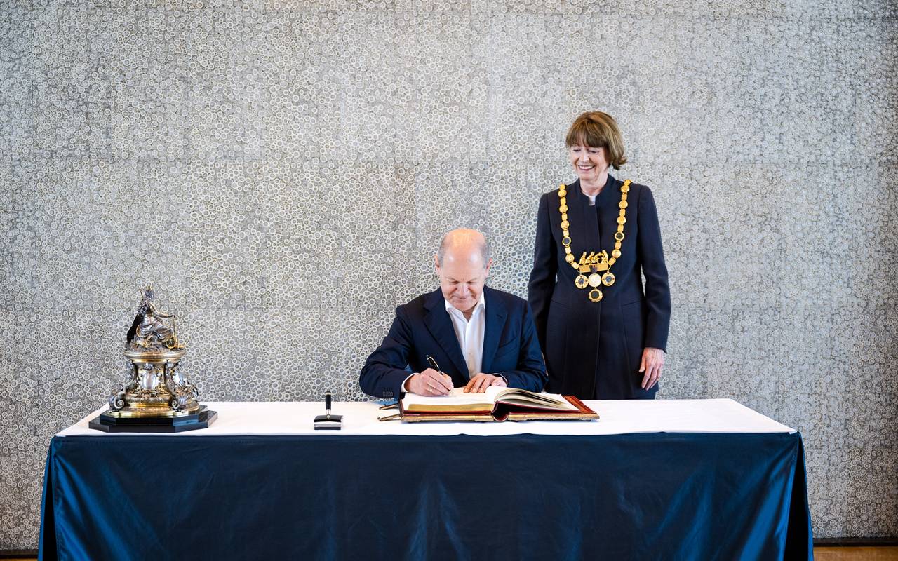 Scholz unterschreibt goldenes Buch anlässlich der phil.cologne