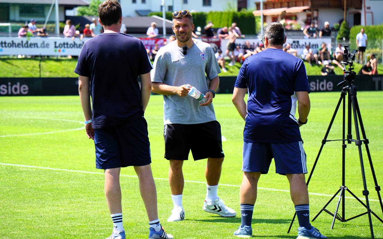 lukas-podolski-vor-fc-duell