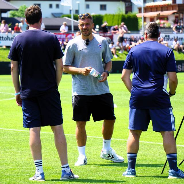 lukas-podolski-vor-fc-duell