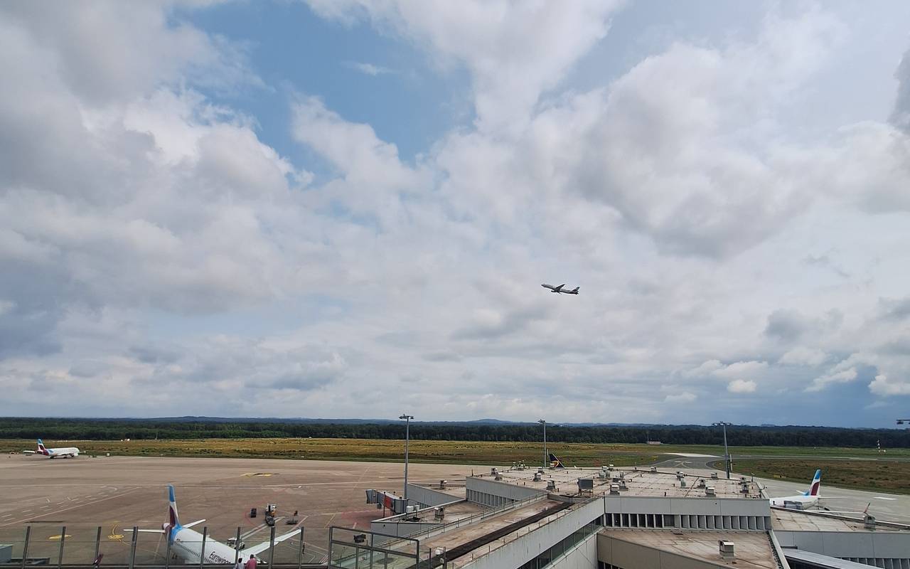 Startendes Flugzeug am Kölner Flughafen