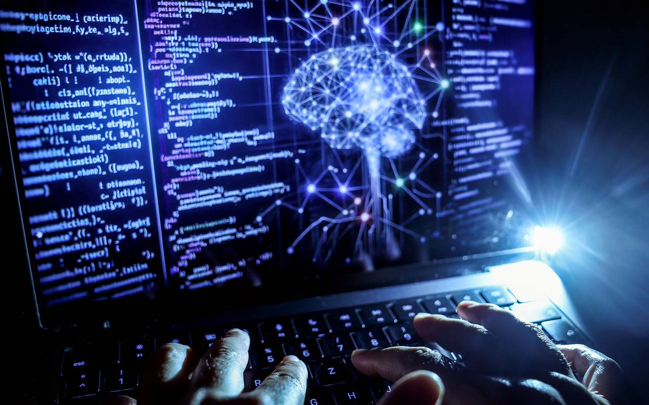 Datenströme auf einem PC-Bildschirm sind zu erkennen. Es ist eine Art Symbolbild für Künstliche Intelligenz.
