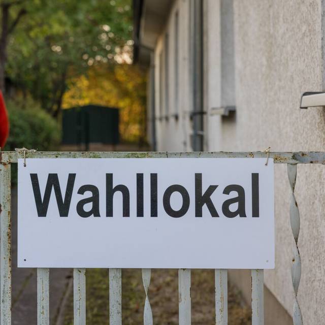 Eine Wahlhelferin läuft in ein Wahllokal. In Brandenburg findet am Sonntag die Landtagswahl statt.