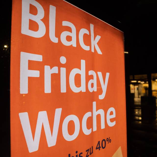 Die Black-Friday-Reklame eines Online-Versandhändlers an der Bundesallee.