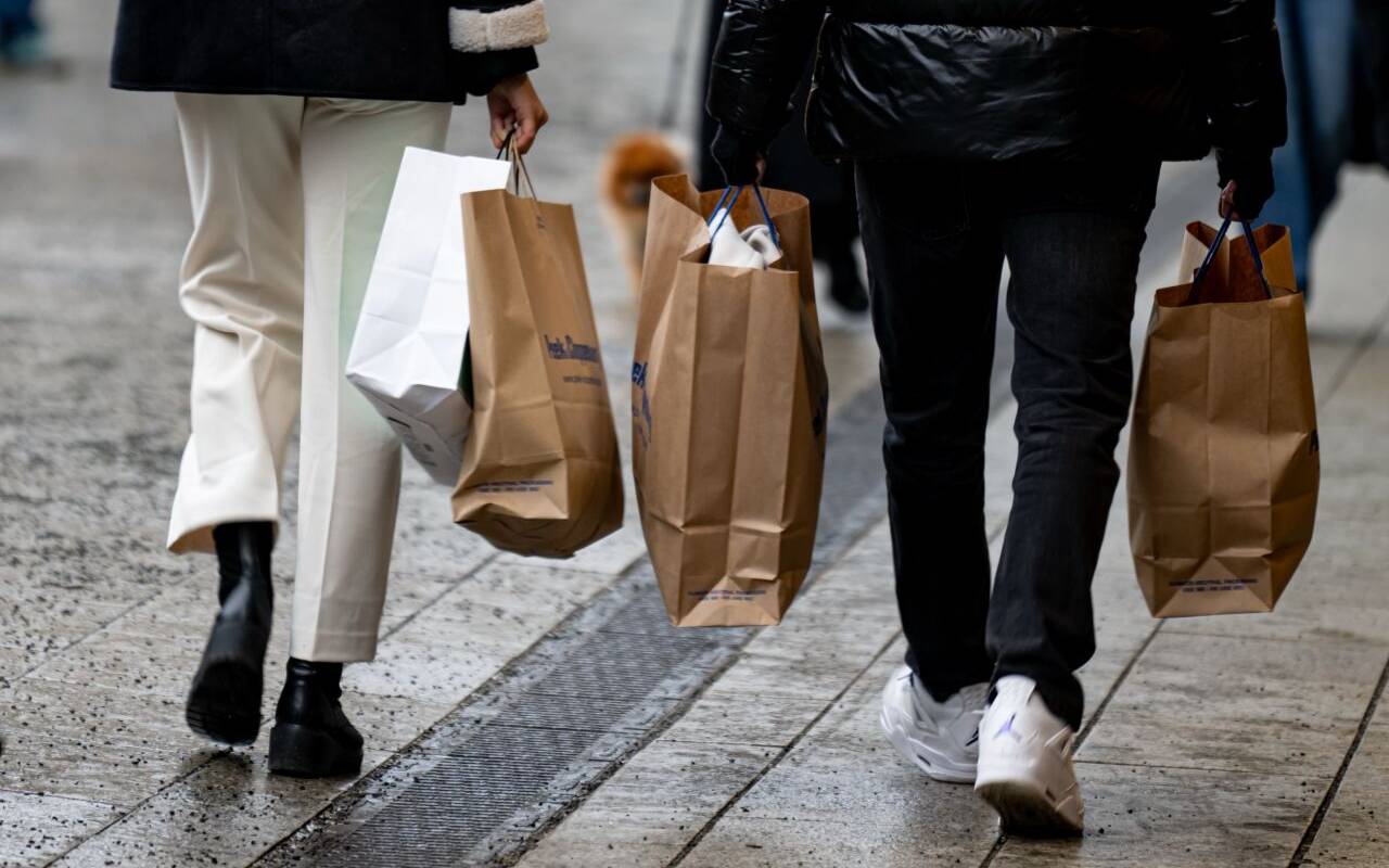 Menschen gehen mit Einkaufstüten am verkaufsoffenen Sonntag durch Berlin-Mitte. Das Statistische Bundesamt teilt am 31.01.2024 Zahlen zum Umsatz im Einzelhandel mit.