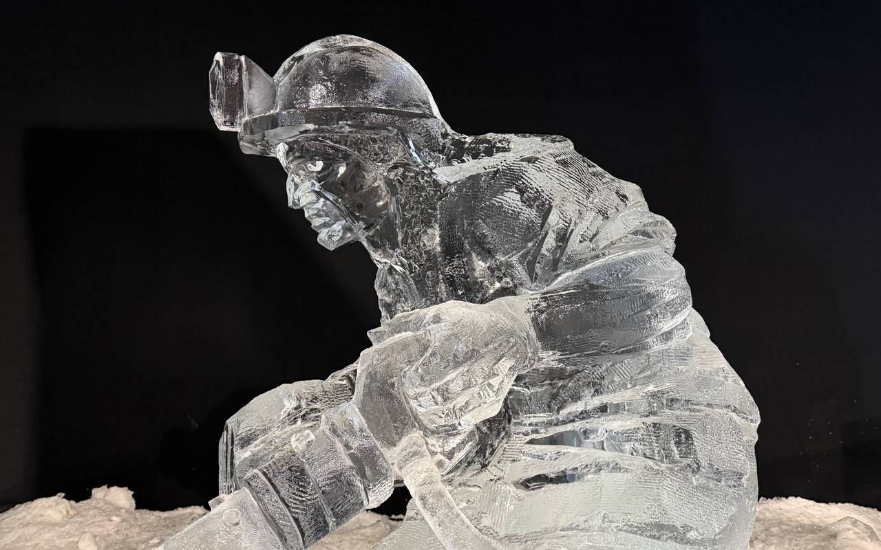 Die Eisskulptur eines Bergmannes in der Eiswelt in Oberhausen.