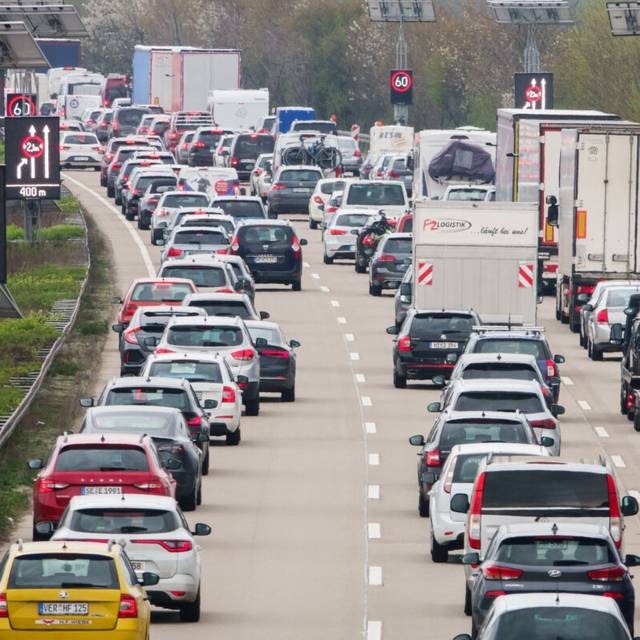 Autos stehen auf der Autobahn im Stau. Grund dafür ist eine Baustelle.