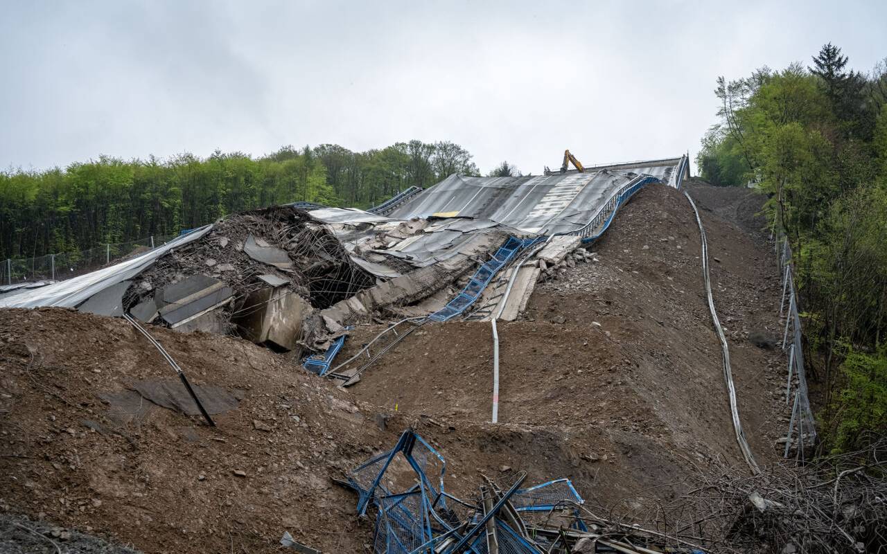 Die abgerissene Rahmedetalbrücke mit allen Einzelteilen ist in Schutt und Asche zu sehen.