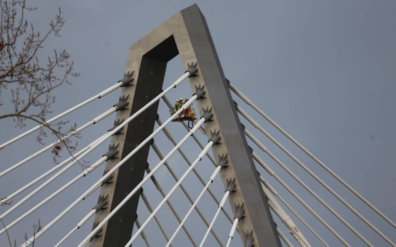 Mit einem Steiger wird versucht die Brücke von Eis zu befreien