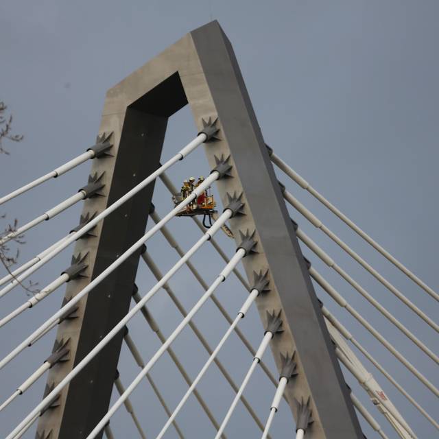 Mit einem Steiger wird versucht die Brücke von Eis zu befreien