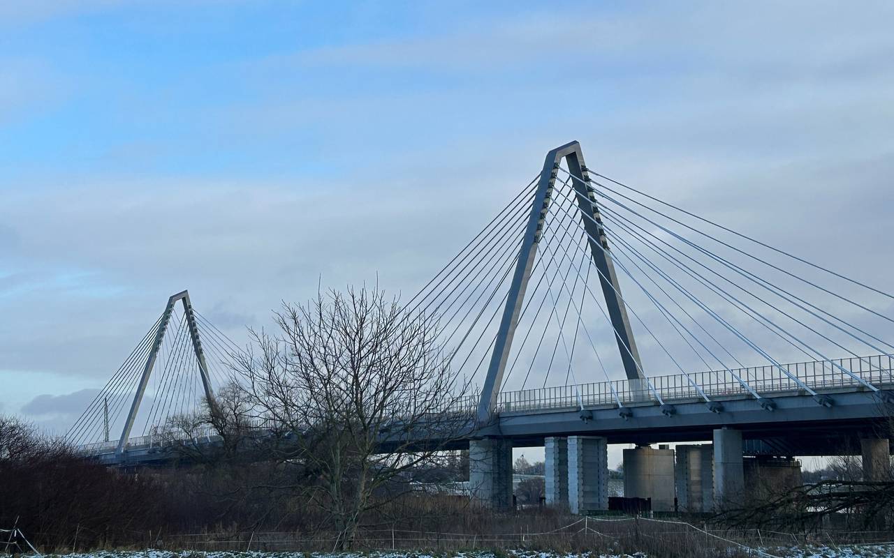 Leverkusener Brücke und Hubschrauber