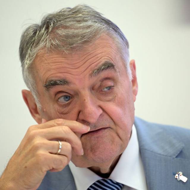 Herbert Reul (CDU), Innenminister von Nordrhein-Westfalen, während der Pressekonferenz. Im Landeskriminalamt werden die Ergebnisse des Projekts ToreG NRW (Todesopfer rechter Gewalt) vorgestellt. Forscher und Kriminalisten haben untersucht, ob die Zahl der Todesopfer rechter Gewalt in den vergangenen 40 Jahren in Nordrhein-Westfalen höher ist als bislang angenommen.