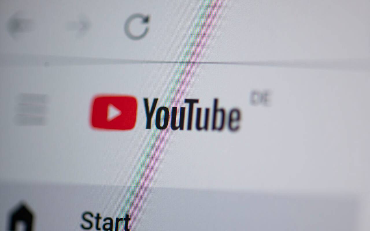 Auf einem Laptop-Bildschirm sieht man das Logo von Youtube.