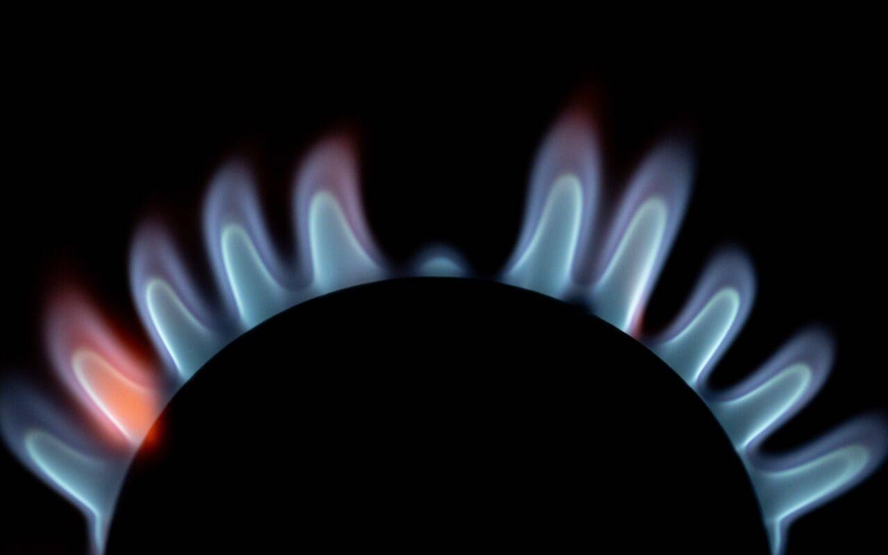 Die Flamme eines Gasherd brennt