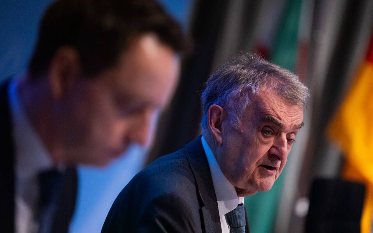 ürgen Kayser (l), Leiter des Verfassungsschutzes Nordrhein-Westfalen, und Herbert Reul (CDU), Innenminister von Nordrhein-Westfalen, stellen im Innenministerium den Lagebericht zu Rechtsextremismus vor.