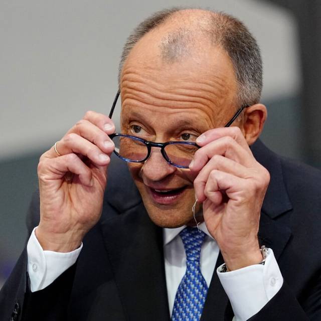 Der designierte Bundeskanzler Friedrich Merz (CDU) steht im Bundestag bei der Kanzlerwahl. CDU-Chef Friedrich Merz ist bei der Kanzlerwahl im Bundestag im ersten Wahlgang durchgefallen.