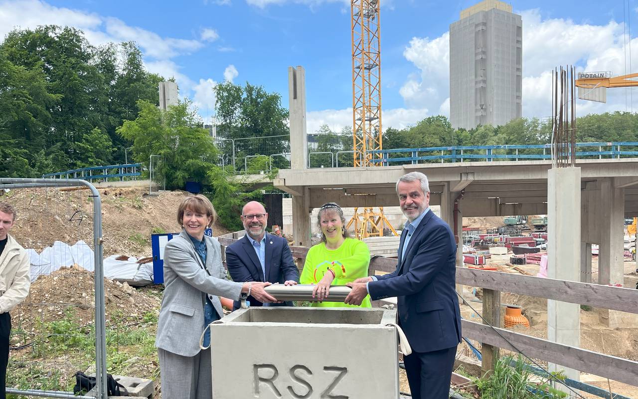 Grundstein fürs Radstation in Köln mit OB und weiteren Personen