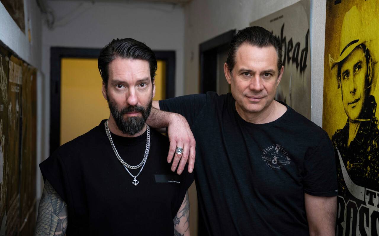 Die Musiker Alec Völkel alias "Boss Burns" (l) und Sascha Vollmer alias "Hoss Power" der Band The BossHoss am Rande eines dpa-Interviews