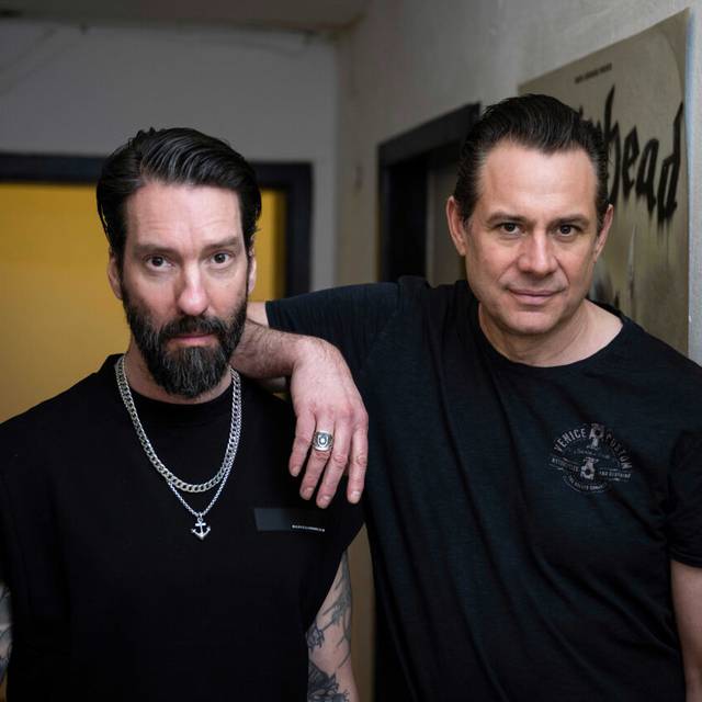 Die Musiker Alec Völkel alias "Boss Burns" (l) und Sascha Vollmer alias "Hoss Power" der Band The BossHoss am Rande eines dpa-Interviews