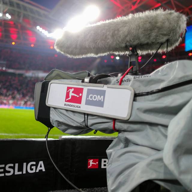 Eine Fernsehkamera ist am Spielfeldrand eines Bundesliga-Stadions zu sehen.