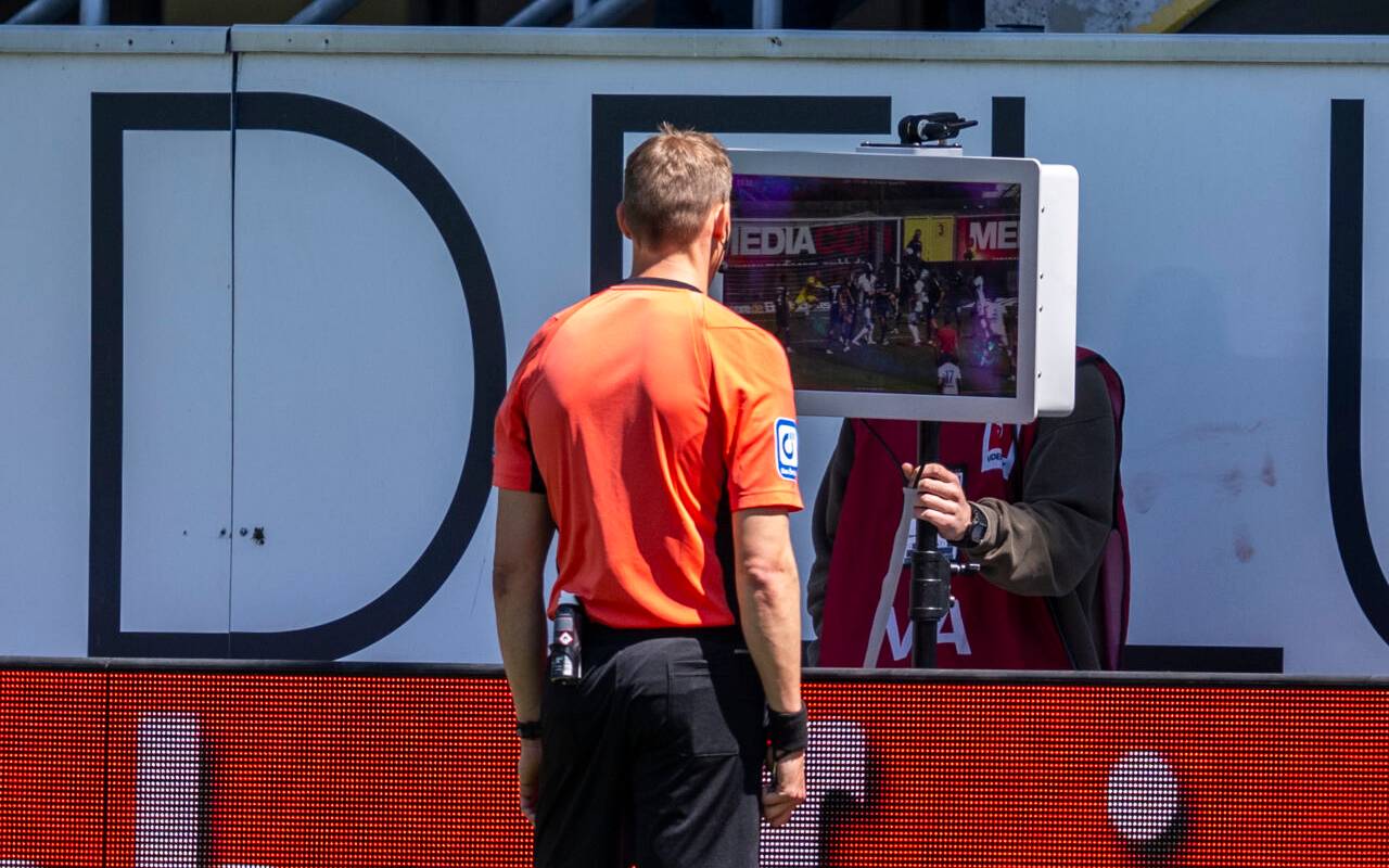 Fußball: 2. Bundesliga, SC Paderborn 07 - 1. FC Magdeburg, 33. Spieltag, Home Deluxe Arena: Schiedsrichter Martin Petersen schaut sich die Szene vor dem Strafstoß am VAR Bildschirm an.