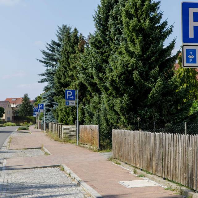 16 Parkschilder auf 400 Metern