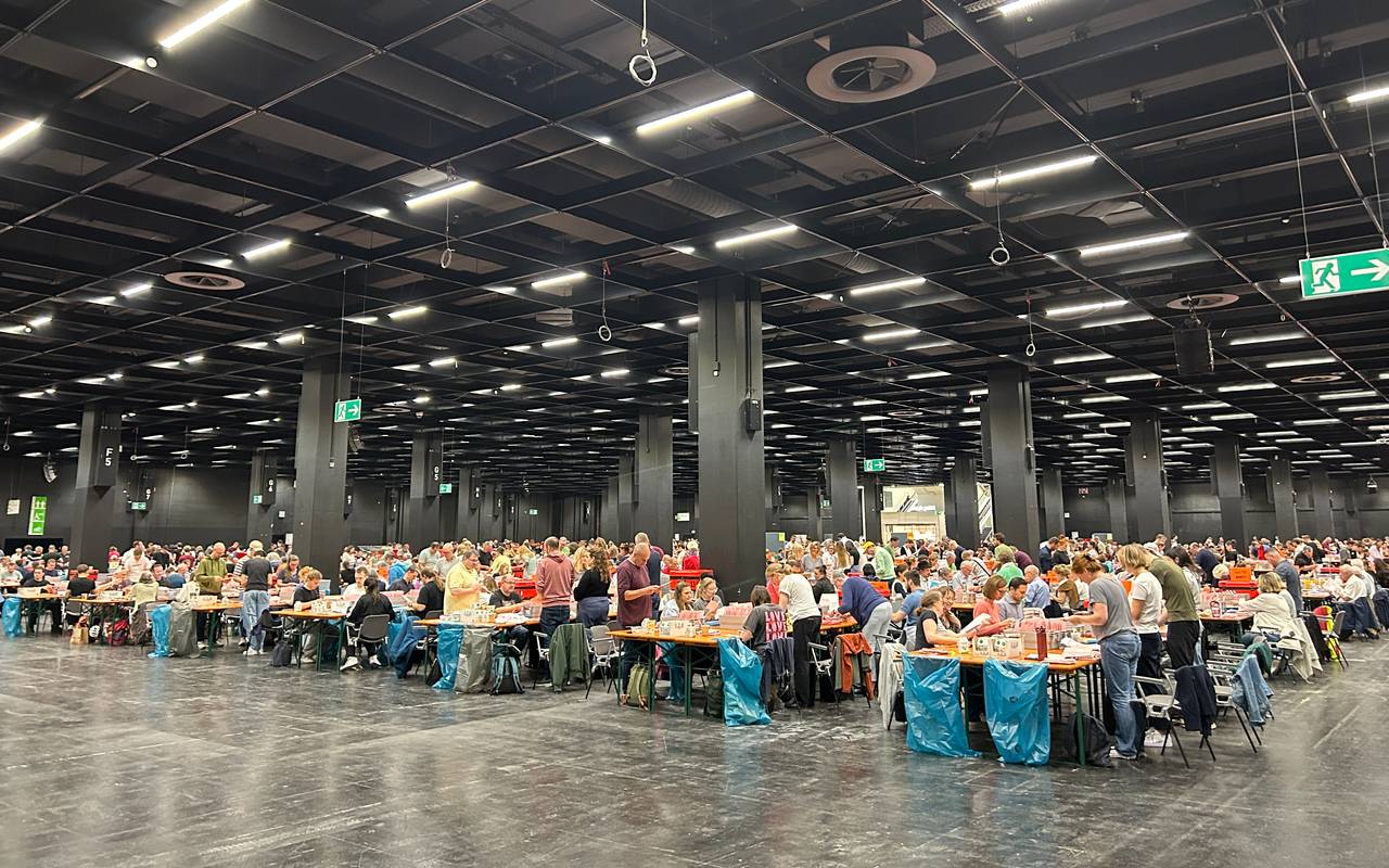 Das Briefwahlzentrum zur Kommunalwahl 2025 in den Deutzer Messehallen.