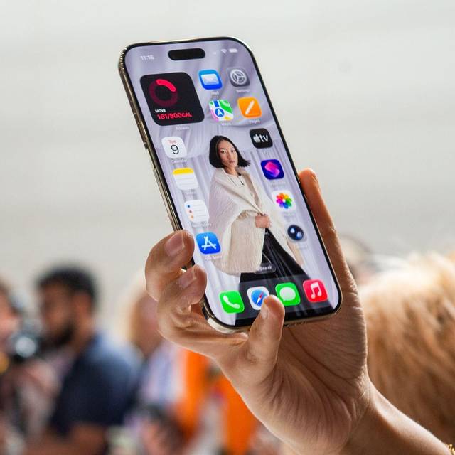 Eine Person haelt ein iPhone Air in der Hand