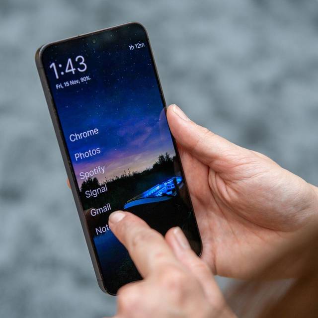 Eine Frau nutzt die App Olauncher auf einem Android-Handy