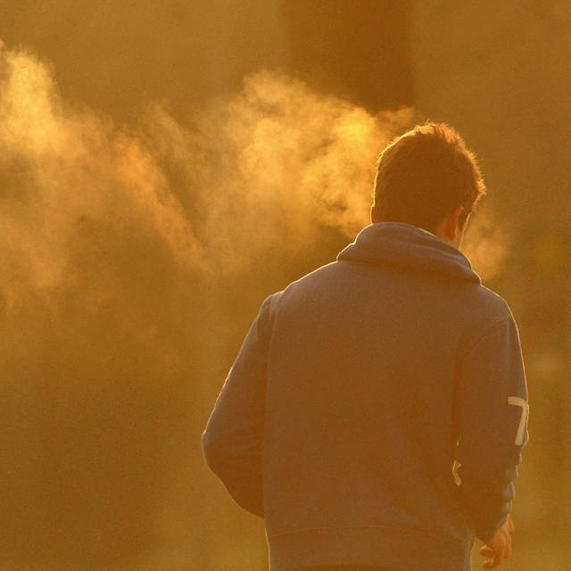 Atem eines Joggers zeichnet sich im Gegenlicht ab