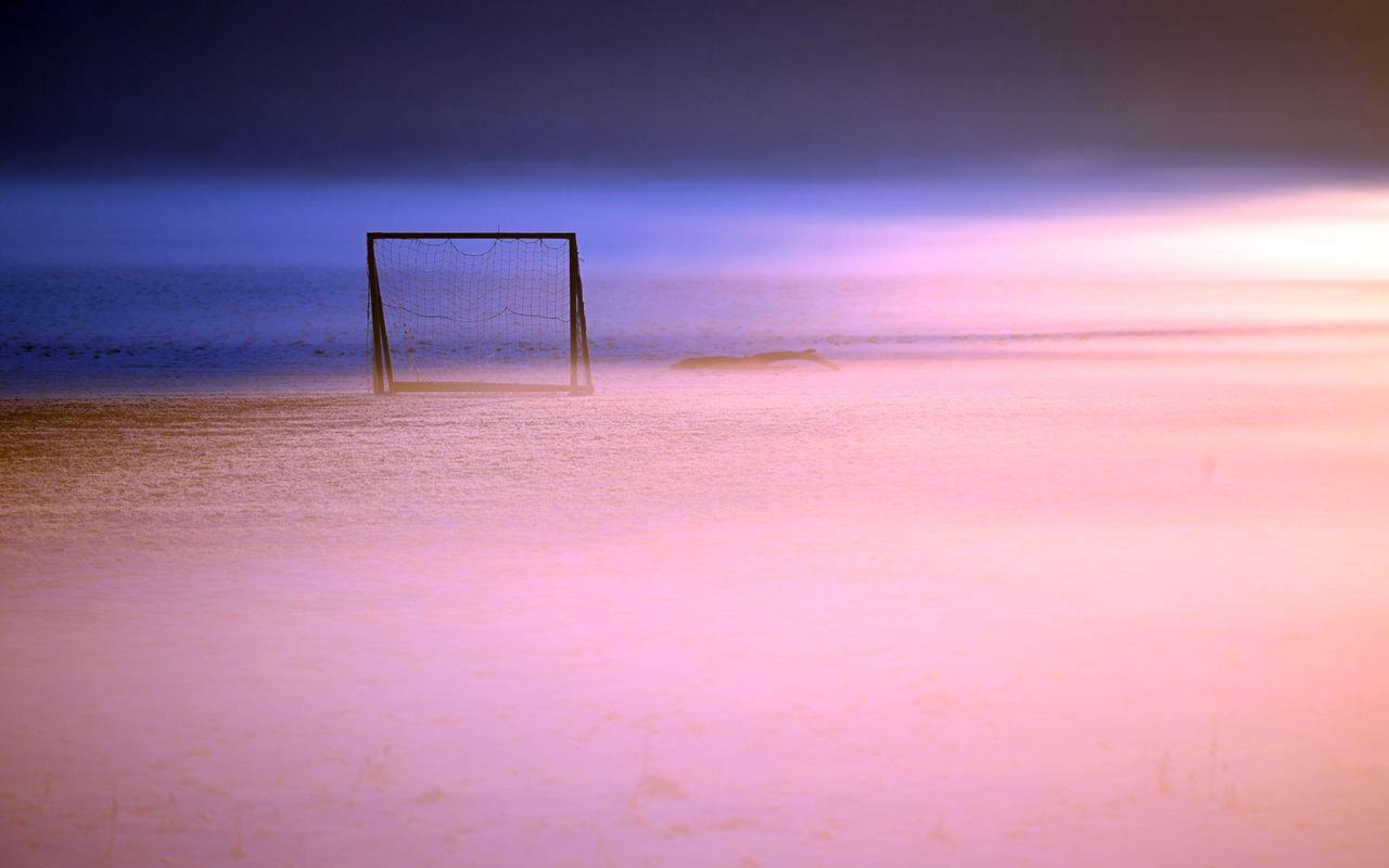 Ein Fußballtor im Morgennebel