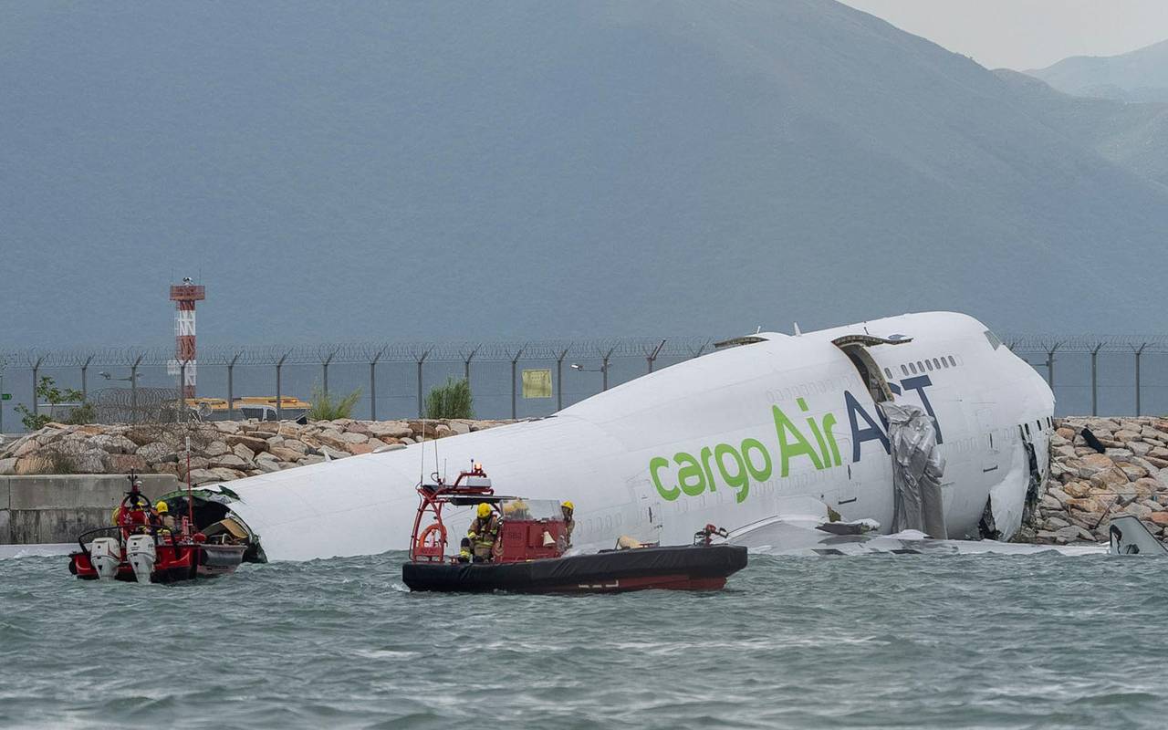 Jumbo-Jet rutscht über Landebahn in Hongkong