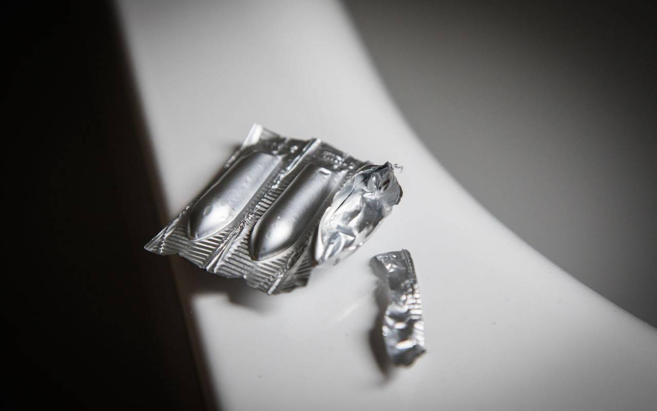 Zäpfchen liegen am Rand einer Badewanne