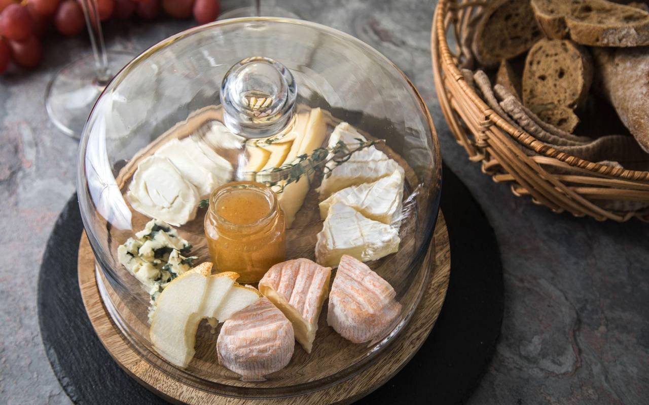 Käse wird unter einer Käseglocke aufbewahrt