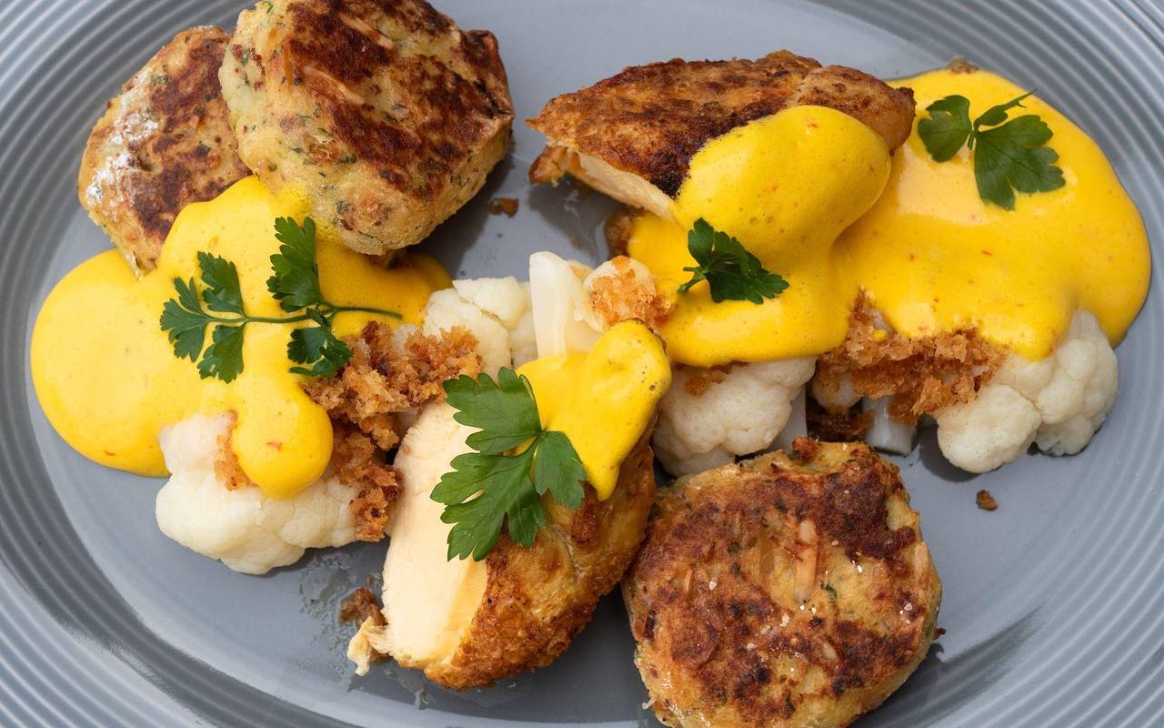 Maishähnchenbrust mit Blumenkohl und Safran-Kardamom-Sauce