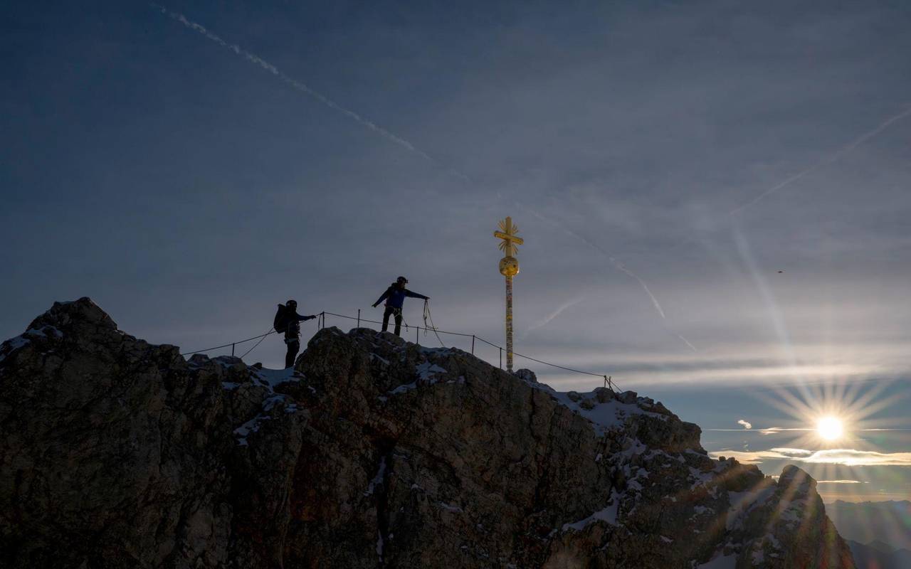 Zugspitz-Gipfelkreuz wird ins Tal geflogen und restauriert