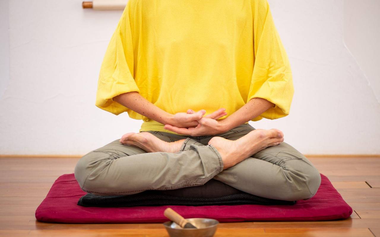 Eine Frau meditiert im Lotussity