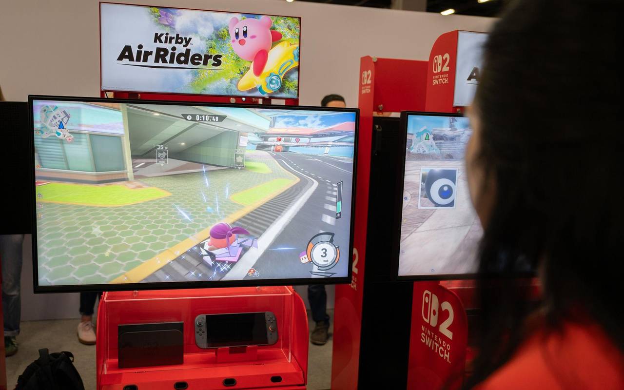 Eine Frau spielt das Spiel «Kirby Air Riders»