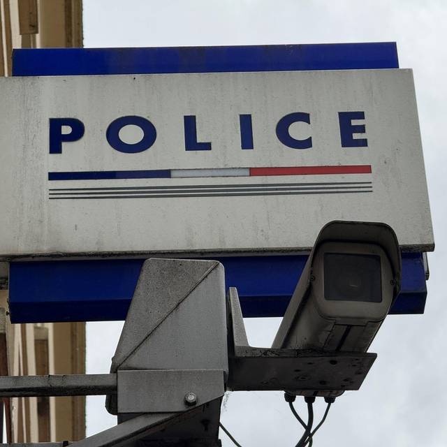 Stalker versteckt sich unter Bett der Ex-Frau