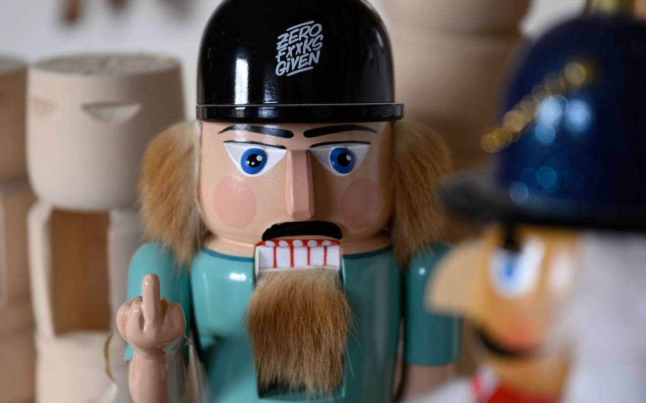 Erzgebirgischer Nussknacker zeigt Billig-Kopie den Finger