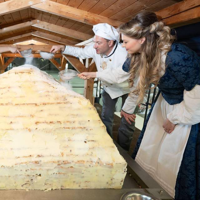 Dresdner Bäcker arbeiten an Riesenstollen für das Stollenfest