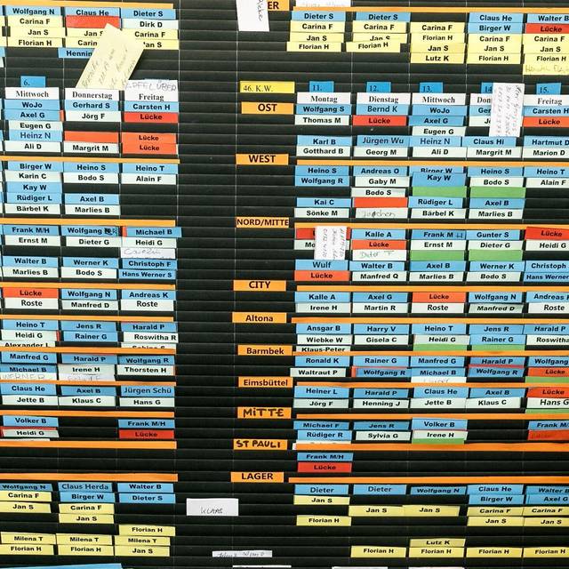 Schilder mit den Vornamen auf einem Dienstplan