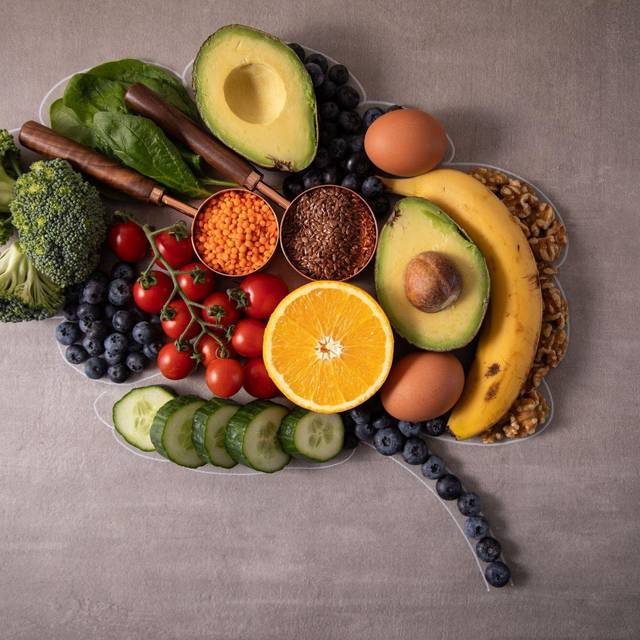 Lebensmittel angeordnet in Form eines Gehirns