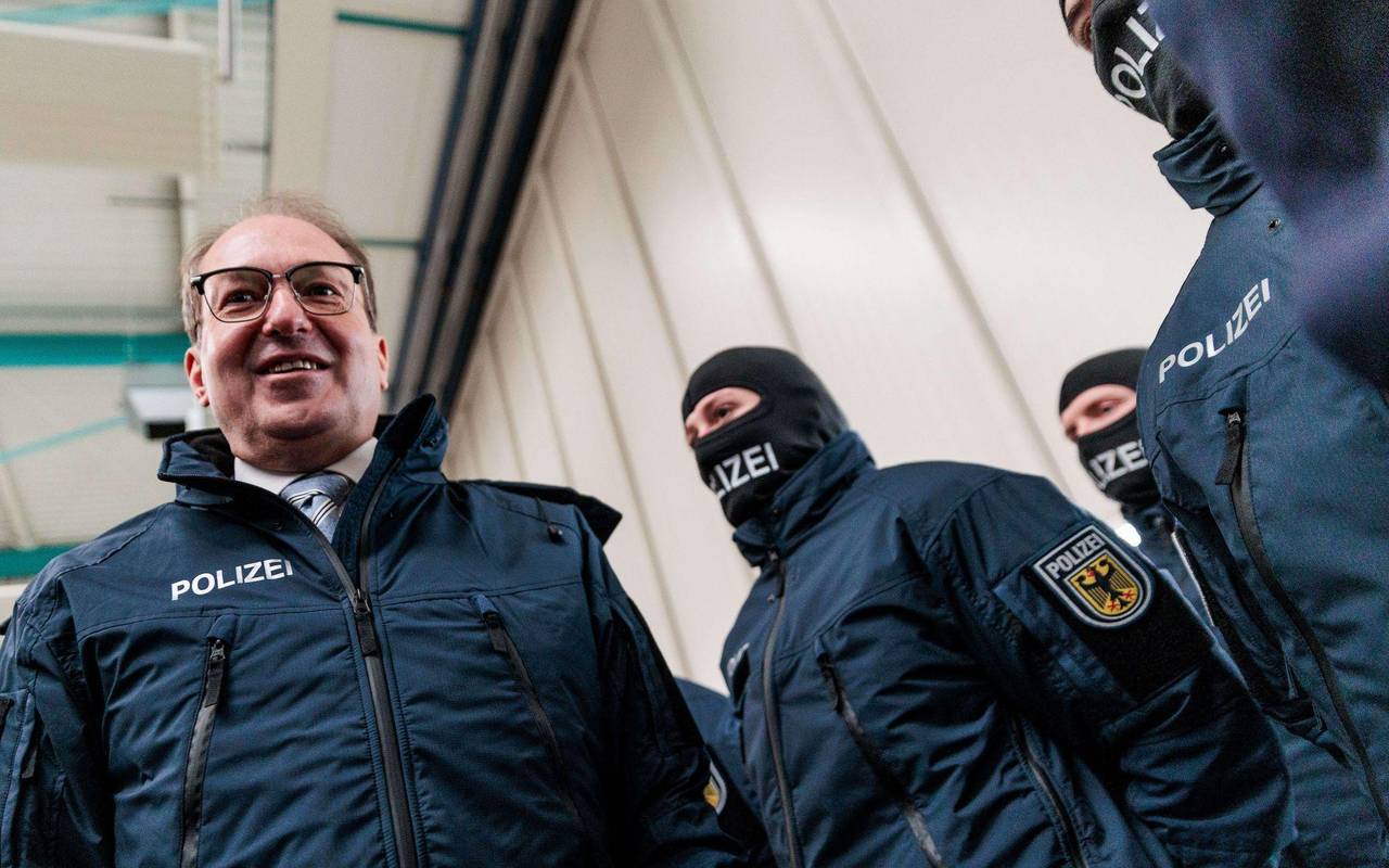 Innenminister Dobrindt stellt Drohnenabwehr in Dienst