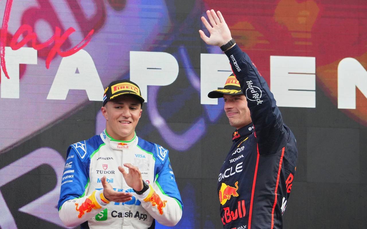 Isack Hadjar (l) und Max Verstappen