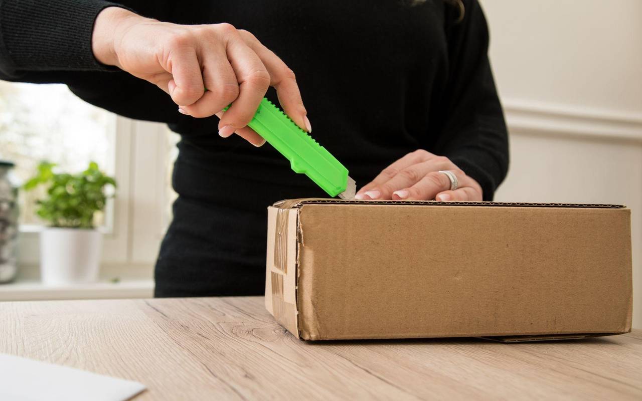 Frau öffnet ein Paket