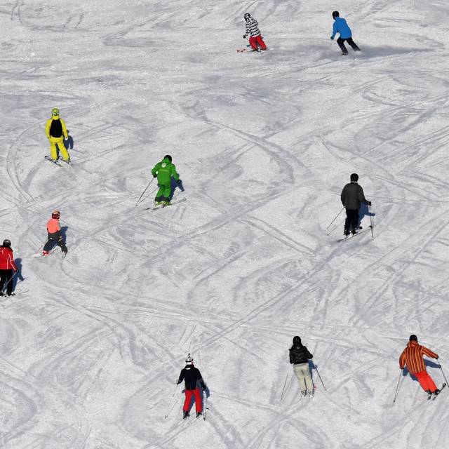 Jugendlicher stirbt bei Sturz neben einer Skipiste